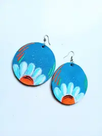 Cercei turcoaz handmade ,cu crizantema pictata ,din piele naturala