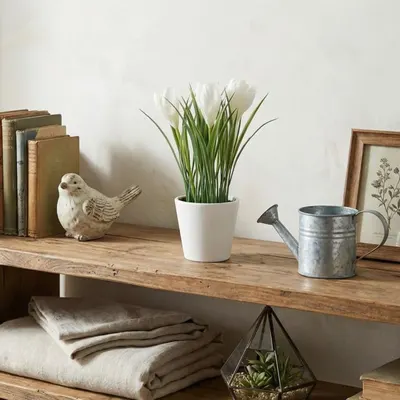 Plantă artificială cu Brândușe decorative 21 cm în ghiveci alb – decor interior modern