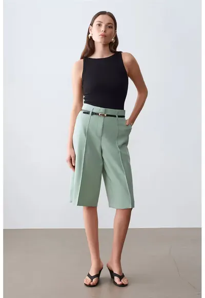 Pantaloni scurti - talie inalta - picior larg - cu curea - Verde menta - crep