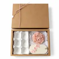 Set cadou Paște cu suport pentru 6 ouă din Jesmonite, lumânare bujor din ceară de soia și odorizant dulap, în cutie cadou - Iasomie & Vanilie