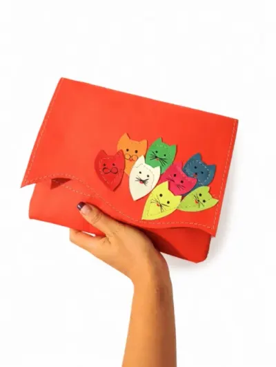 Plic corai handmade din piele naturala , cu pisicute