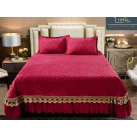 Cuvertura pat dublu, 3 piese, Catifea Matlasata cu Broderie Aurie, 250x270cm, Jojo Home, Rosu