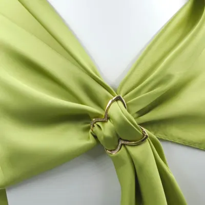 Brosa inel pentru esarfa cu forma de fluture auriu cu pietricele foarte fine
