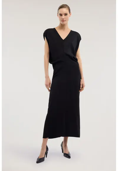 Rochie cu decolteu in V si slit pe partea din spate - Negru