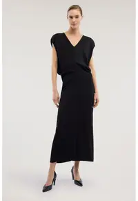 Rochie cu decolteu in V si slit pe partea din spate - Negru