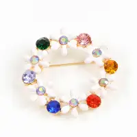 Brosa martisor coronita cu pietre multicolore si flori albe
