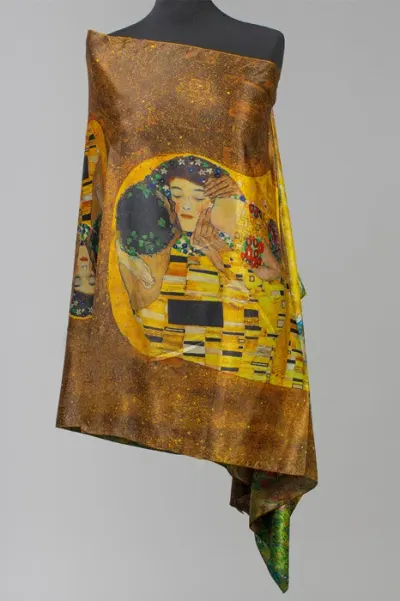 Esarfa cu doua fete, din matase, imprimata cu model inspirat dupa Sarutul de Gustav Klimt