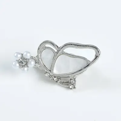 Brosa martisor fluture argintiu cu aripi albe