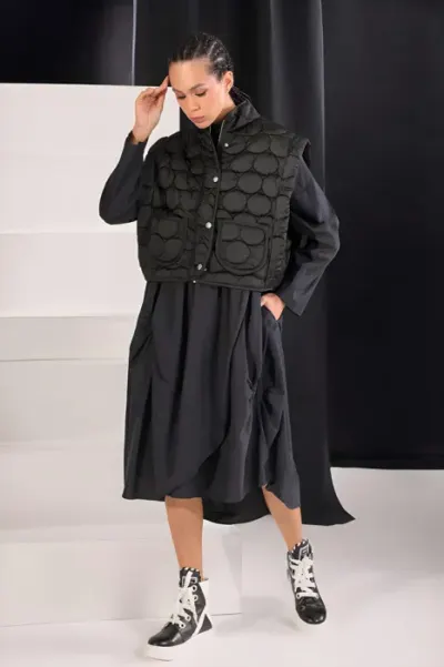 Set rochie neagra oversize cu guler tip camasa si vesta matlasata