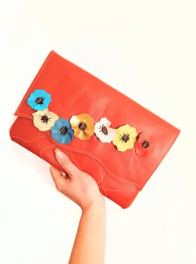 Plic handmade, din piele naturala maro roscat, cu maci multicolori unicat