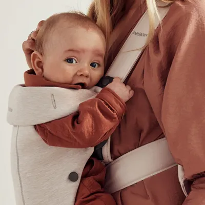 Marsupiu anatomic BabyBjorn Mini cu pozitii multiple de purtare Light Beige 3D Jersey
