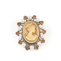 Brosa martisor Dama cu Camelii cu perle si pietre