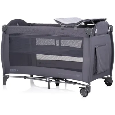 Patut pliabil Chipolino Bella Anthracite cu doua nivele, intrare laterala cu fermoar, 2 roti cu frane, saltea de infasat, carusel muzical, geanta pentru transport, buzunar si organizator accesorii