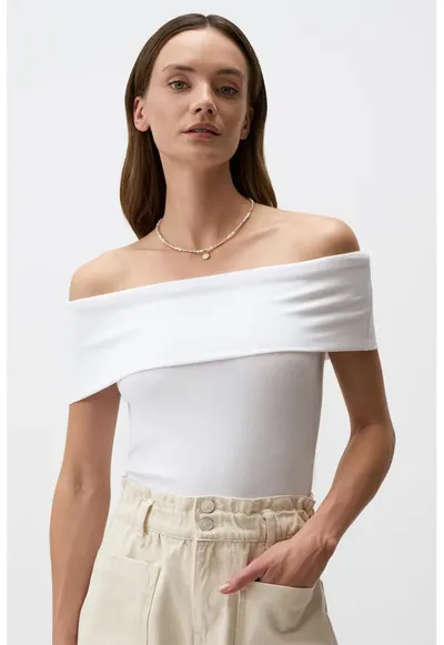 Bluza slim fit cu decolteu pe umeri - Alb