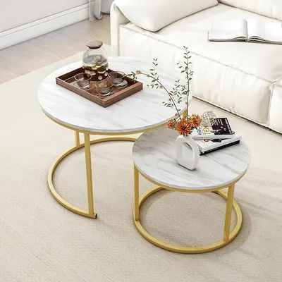 Set 2 masute rotunde de cafea cu efect de marmura, blat MDF, cadru metalic auriu