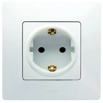 Priza Schuko 16A Alb Legrand Niloe cu rama inclusa – Design elegant si siguranta sporita