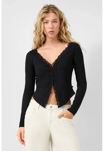 Bluza striata cu decolteu in V si garnituri de dantela