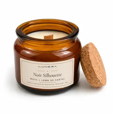 Lumânare parfumată din ceară de soia Noir Silhouette - Mosc și Lemn de santal 90 g - Chihlimbar