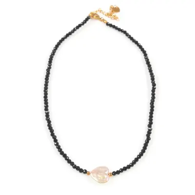 Colier elegant cu margele negre si pandantiv inima sidefata
