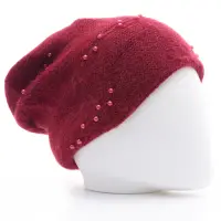 Caciula bordo model tricotat cu perle fine aplicate, dublata in interior