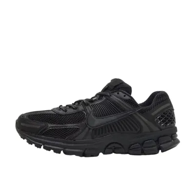 Vomero 5 Triple Black