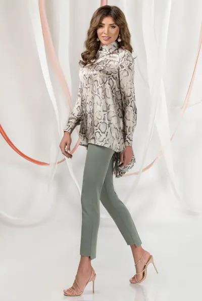 Bluza eleganta asimetrica confectionata din material vaporos cu imprimeu sarpe