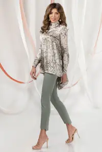 Bluza eleganta asimetrica confectionata din material vaporos cu imprimeu sarpe