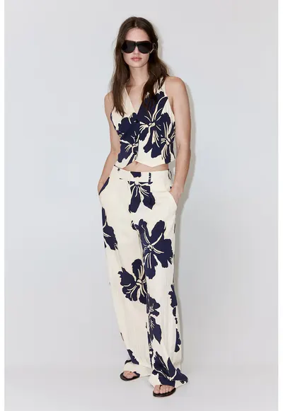 Pantaloni din amestec de lyocell cu imprimeu floral - Galben pal/Albastru petrol