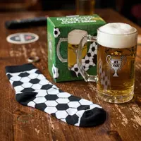 Set Cadou pentru Fani Fotbal: Halba de Bere si sosete