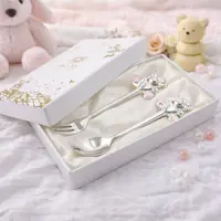 Set de tacâmuri pentru copii AZAY (linguriță + furculiță, 14,5 cm), cu design adorabil ursuleț roz, livrat în ambalaj cadou premium – cutie elegantă