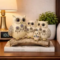 Set decorativ Bufnite Familie pe suport tip ramura – 18.6 x 14.5 cm