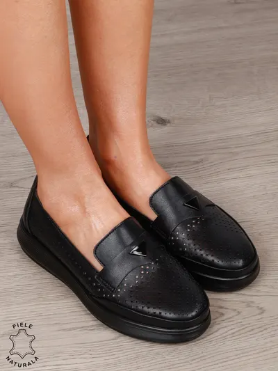 Mocasini Damă din Piele Naturală Perforata cu Accesoriu Metalic CRL1301 NEGRU