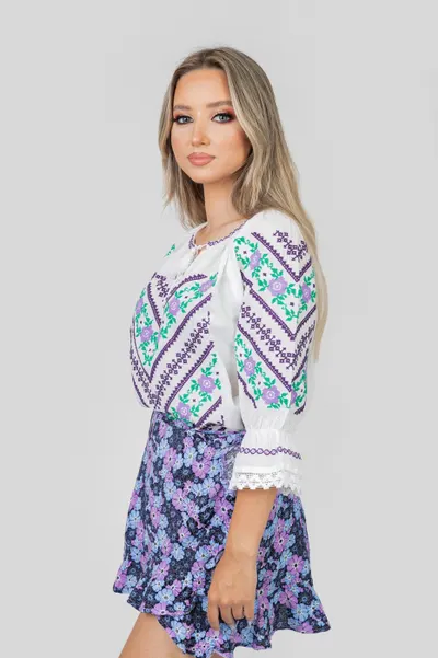 Ie traditionala alba cu motiv floral mov Ariana
