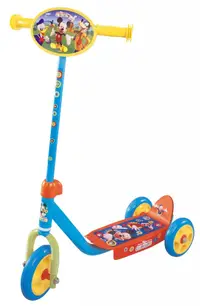 Trotineta Stamp Mickey Mouse cu 3 roti, cadru din otel, placa antiderapanta, ghidon reglabil, manere ergonomice, greutate admisa 20 kg