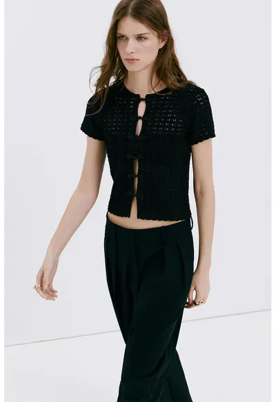 Bluza cu maneci scurte - aplicatii cu funda si perforatii - Negru