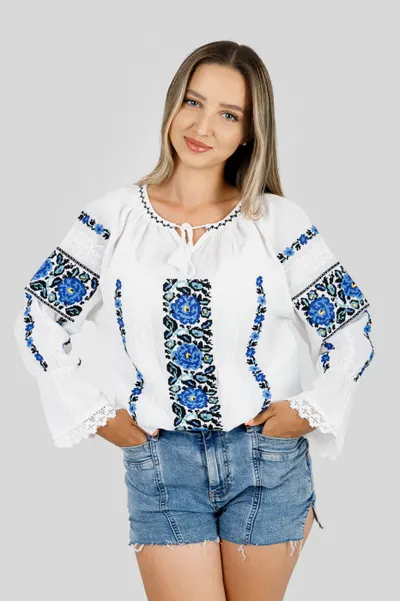Ie traditionala alba cu motiv floral albastru Mihaela 01