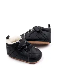 Pantofi pentru bebelusi - negri - cu captuseala pufoasa si design matlasat - Negru