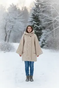 Jacheta calduroasa bej cu model abstract alb a, croiala larga si confortabila