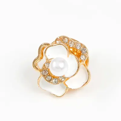 Brosa martisor floare alba cu margine aurie si perla