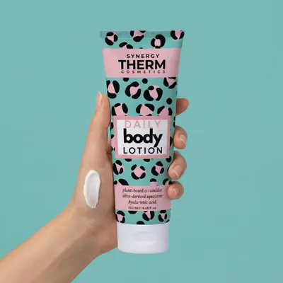 Loțiune Hidratantă pentru Corp Daily Body Lotion cu Ceramide Vegetale, Squalane din Măsline & Acid Hialuronic – Formulă Îmbunătățită