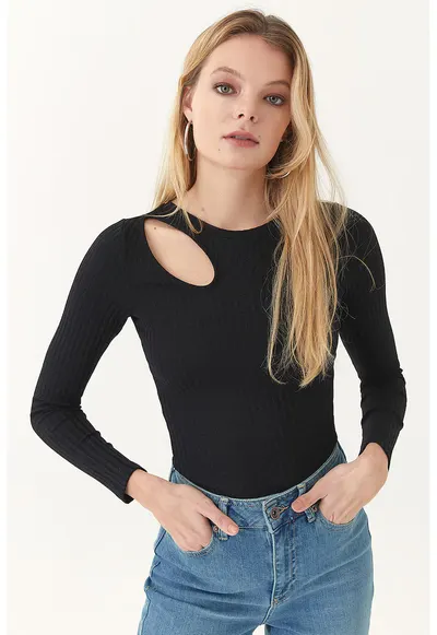 Pulover cu decupaj - Negru