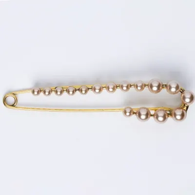 Brosa metalica aurie tip ac cu perle sintetice aurii