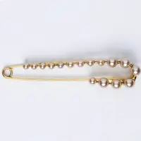 Brosa metalica aurie tip ac cu perle sintetice aurii