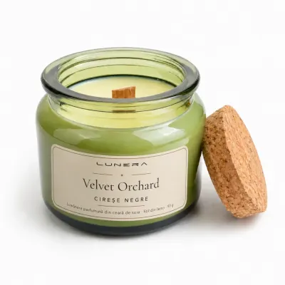 Lumânare parfumată din ceară de soia Velvet Orchard - Cireșe negre și Vanilie 90 g - Verde salvie