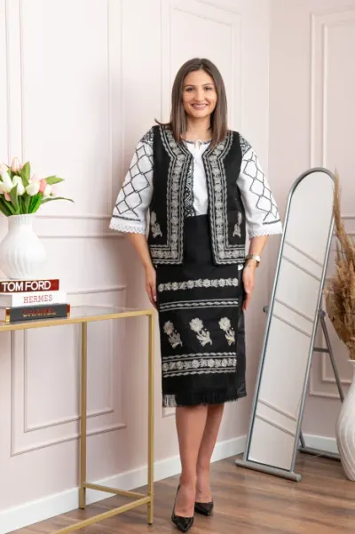 Catrinta traditionala neagra cu broderie florala aurie Mihaela