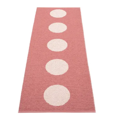 Covor tip traversă pentru interior și exterior roșu deschis 70x200 cm Vera Pop Blush – Pappelina