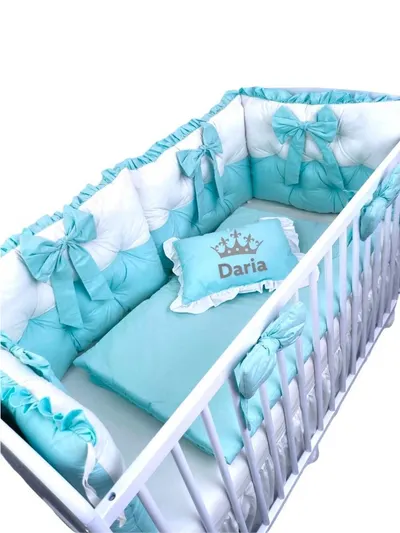 Lenjeria de pat Personalizata cu 4 perne aparatori matlasate, cearceaf cu volanas, pilota si pernuta 120x60 cm verde menta