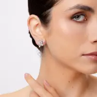 Cercei floare din aur alb cu diamante baguette si rotunde de 1.6ct