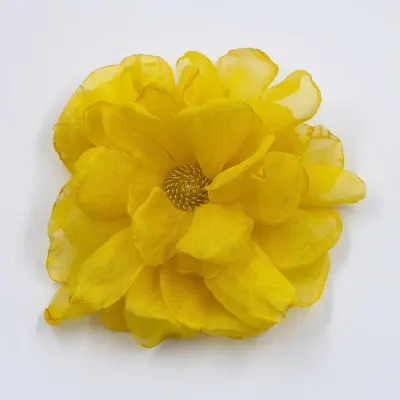 Brosa floare galbena cu diametru de 10 cm din voal matasos, cu clips pentru par