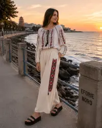 Pantaloni albi cu broderie rosie